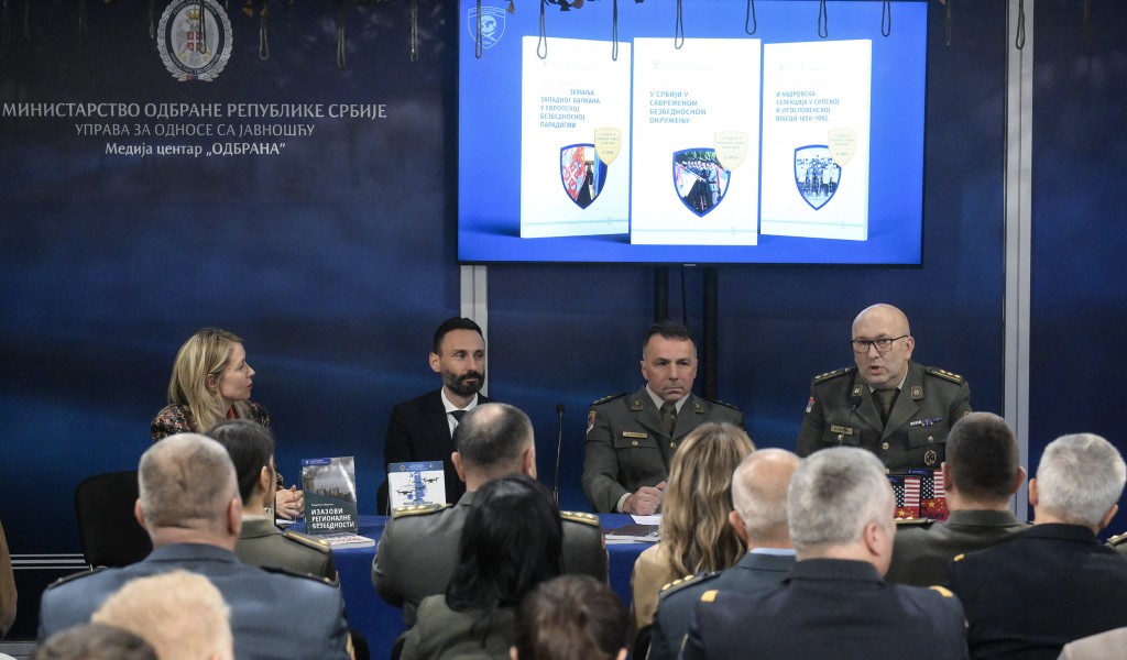 Институт за стратегијска истраживања на штанду Медија центра „Одбрана”