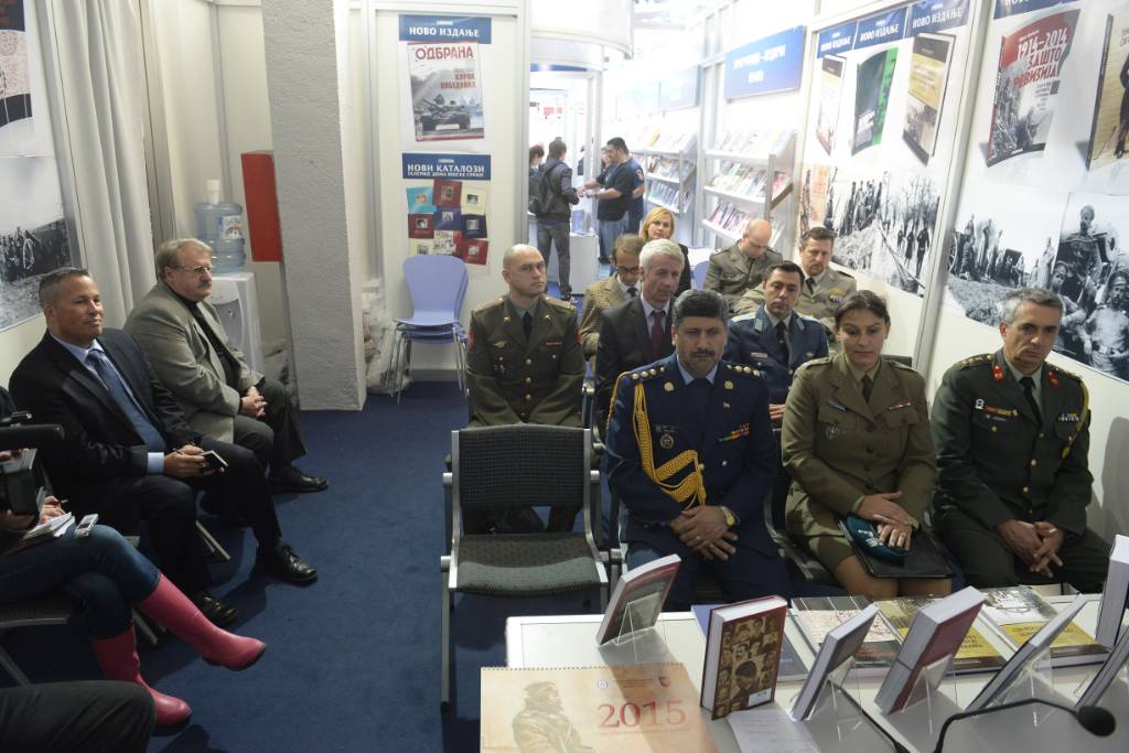Страни војни представници посетили штанд Медија центра „Одбрана“