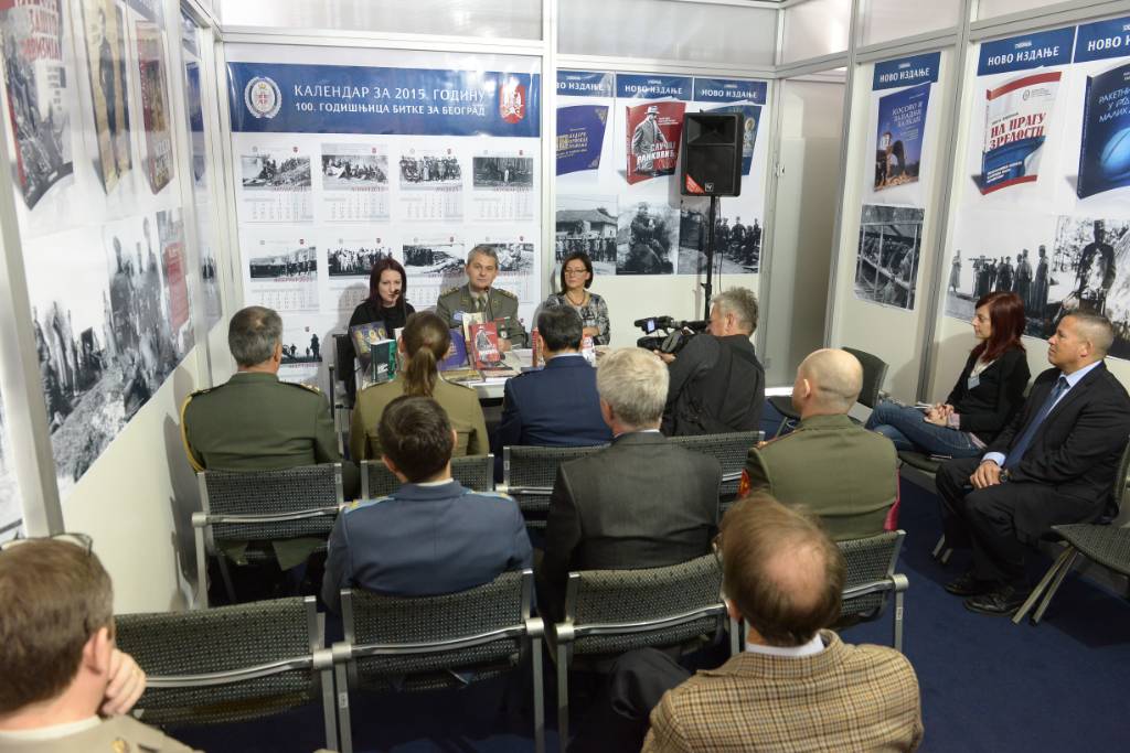 Страни војни представници посетили штанд Медија центра „Одбрана“