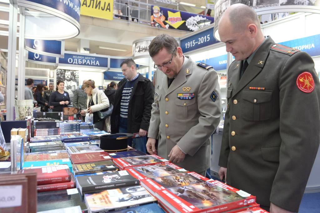Страни војни представници посетили штанд Медија центра „Одбрана“