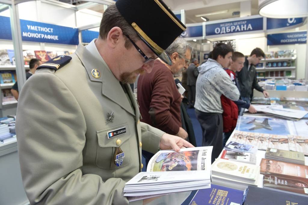 Страни војни представници посетили штанд Медија центра „Одбрана“