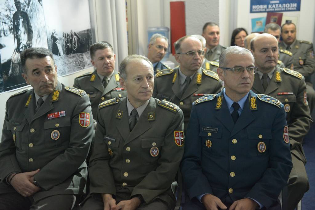 Министар Гашић и генерал Диковић посетили Сајам књига