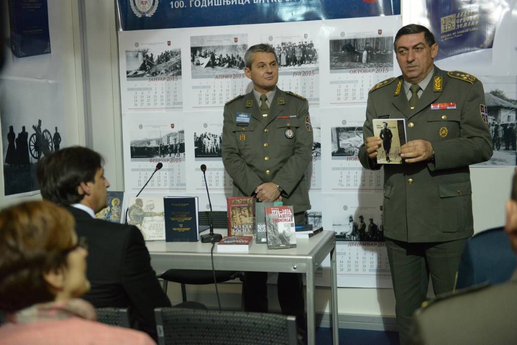 Министар Гашић и генерал Диковић посетили Сајам књига