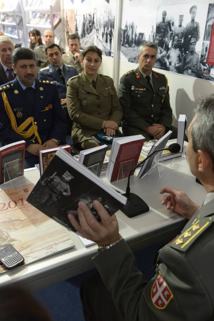 Страни војни представници посетили штанд Медија центра „Одбрана“